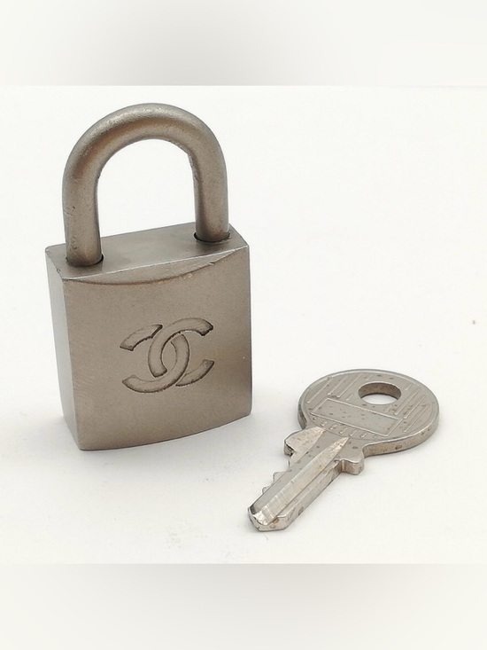 Chanel Cadena Lock & Key - Picture 1 of 7
